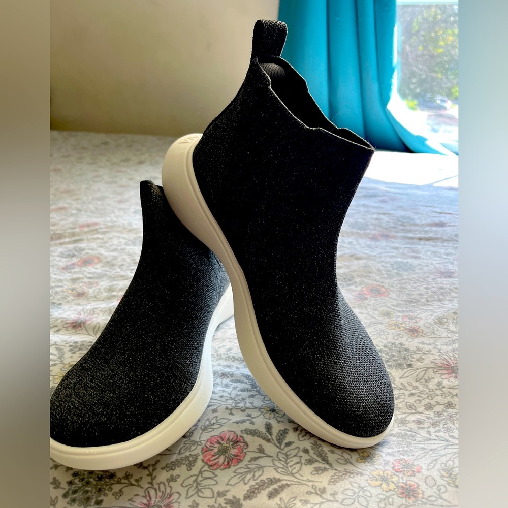 Shoes color gray